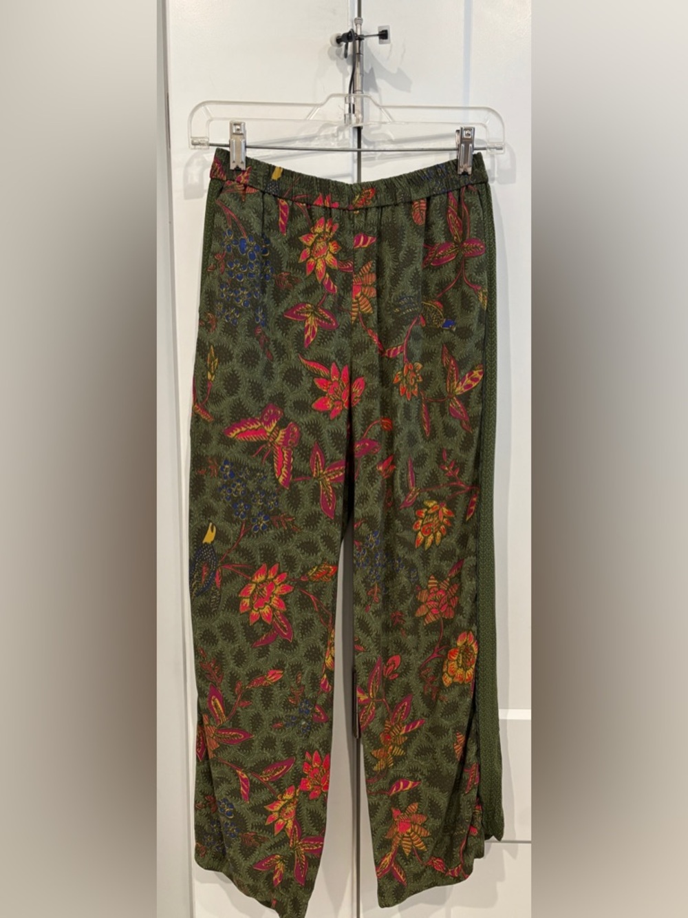 Anthropologie Olive Floral & Butterfly Relaxed Pants. Size XS - Picture 2 of 10